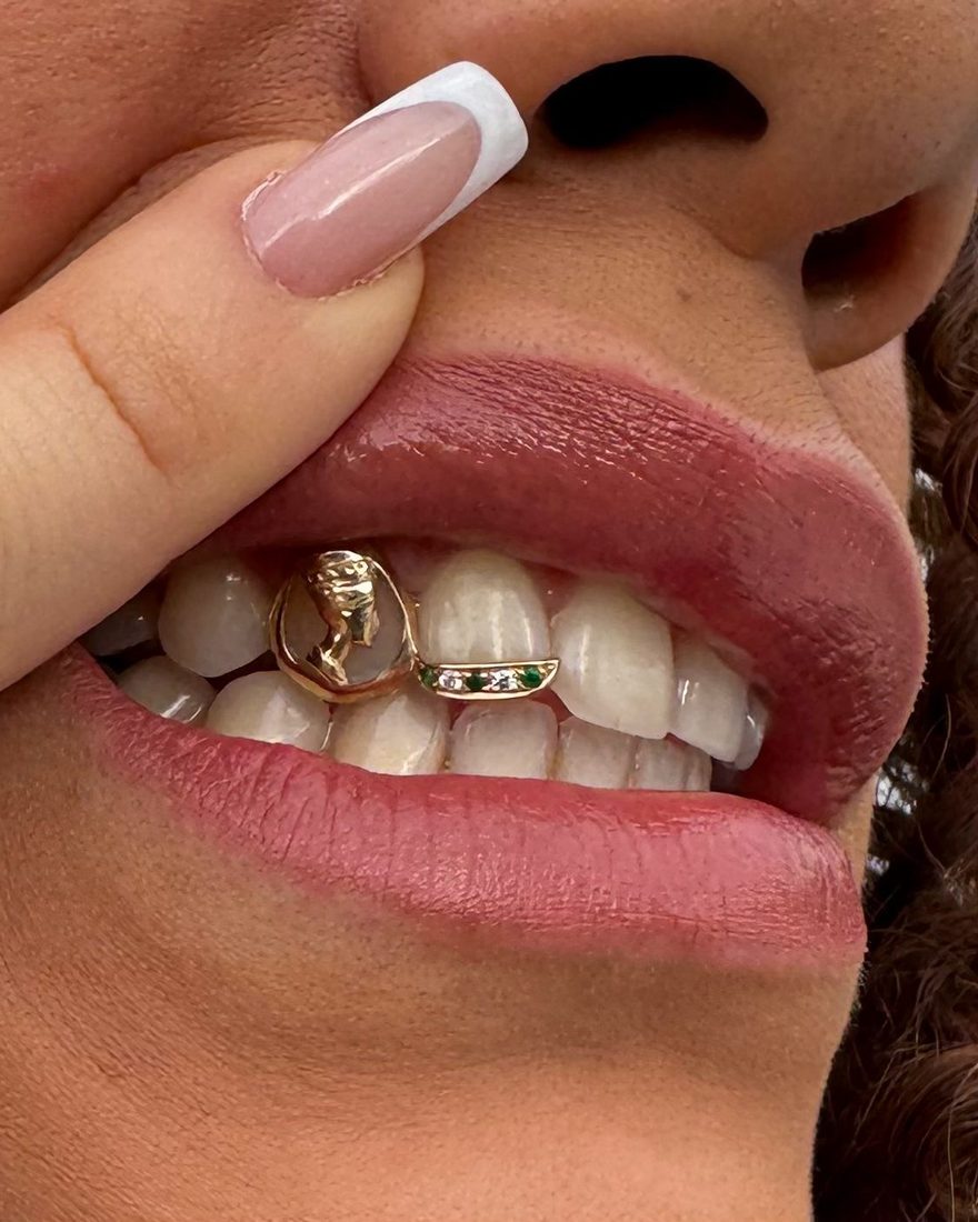 Grillz Néfertiti porté